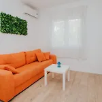 Iva-dom Konukevi Kastela